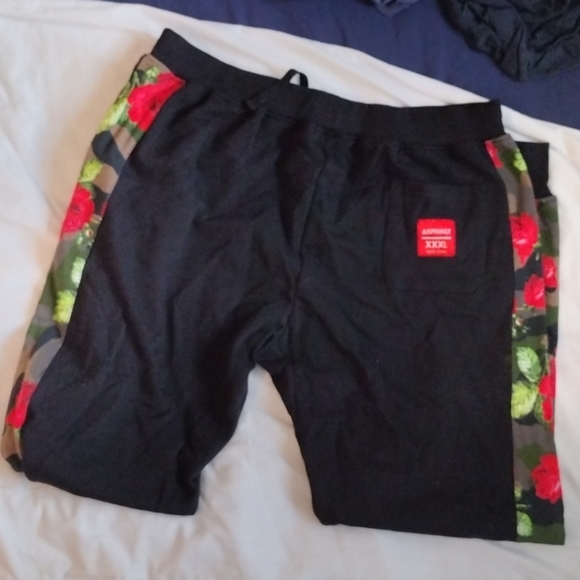 Asphalt Yacht Club Men's Floral Camo Jogger & Shirt Set - Picture 7 of 16